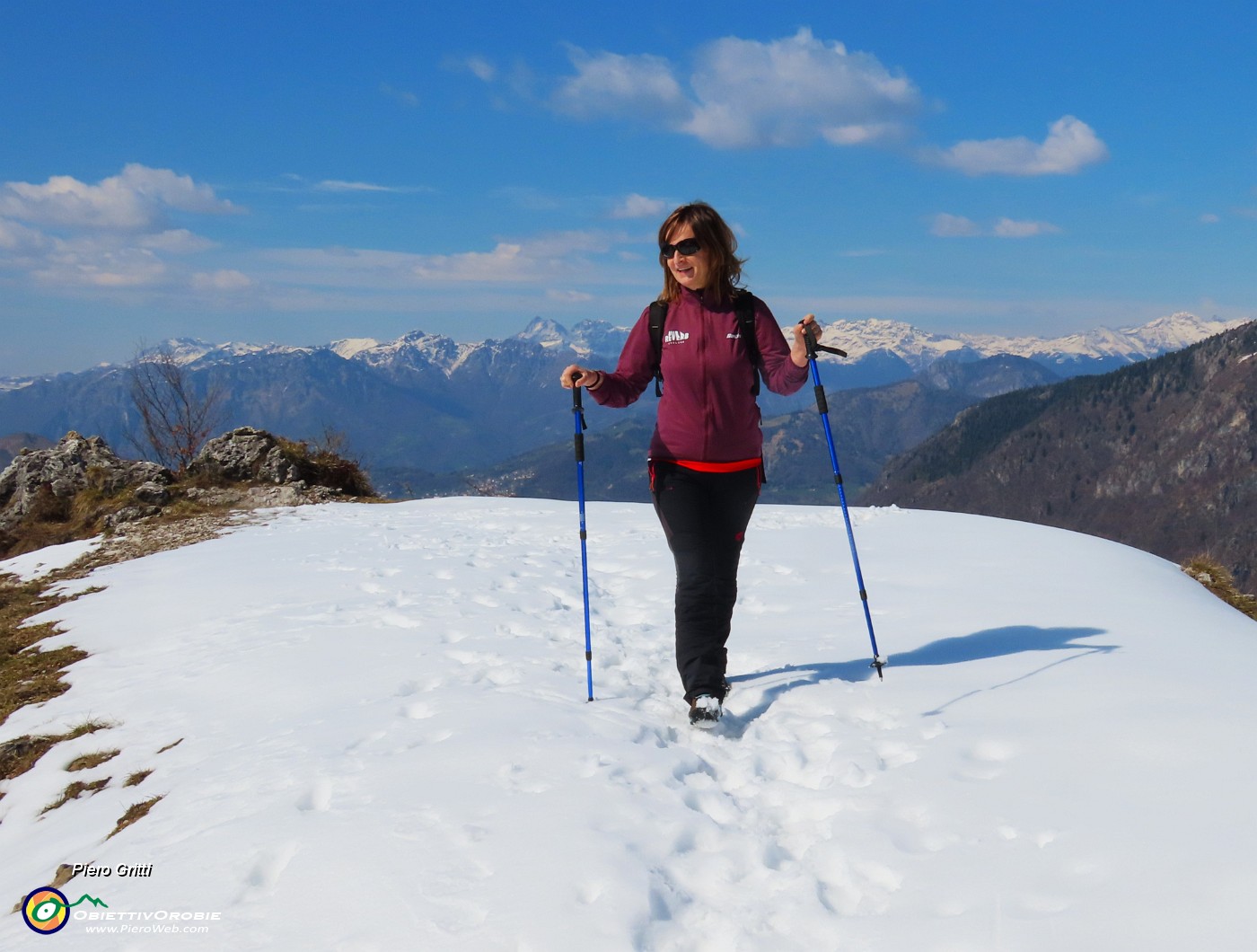 60 Bello camminare sulla bianca neve baciata dal sole.JPG